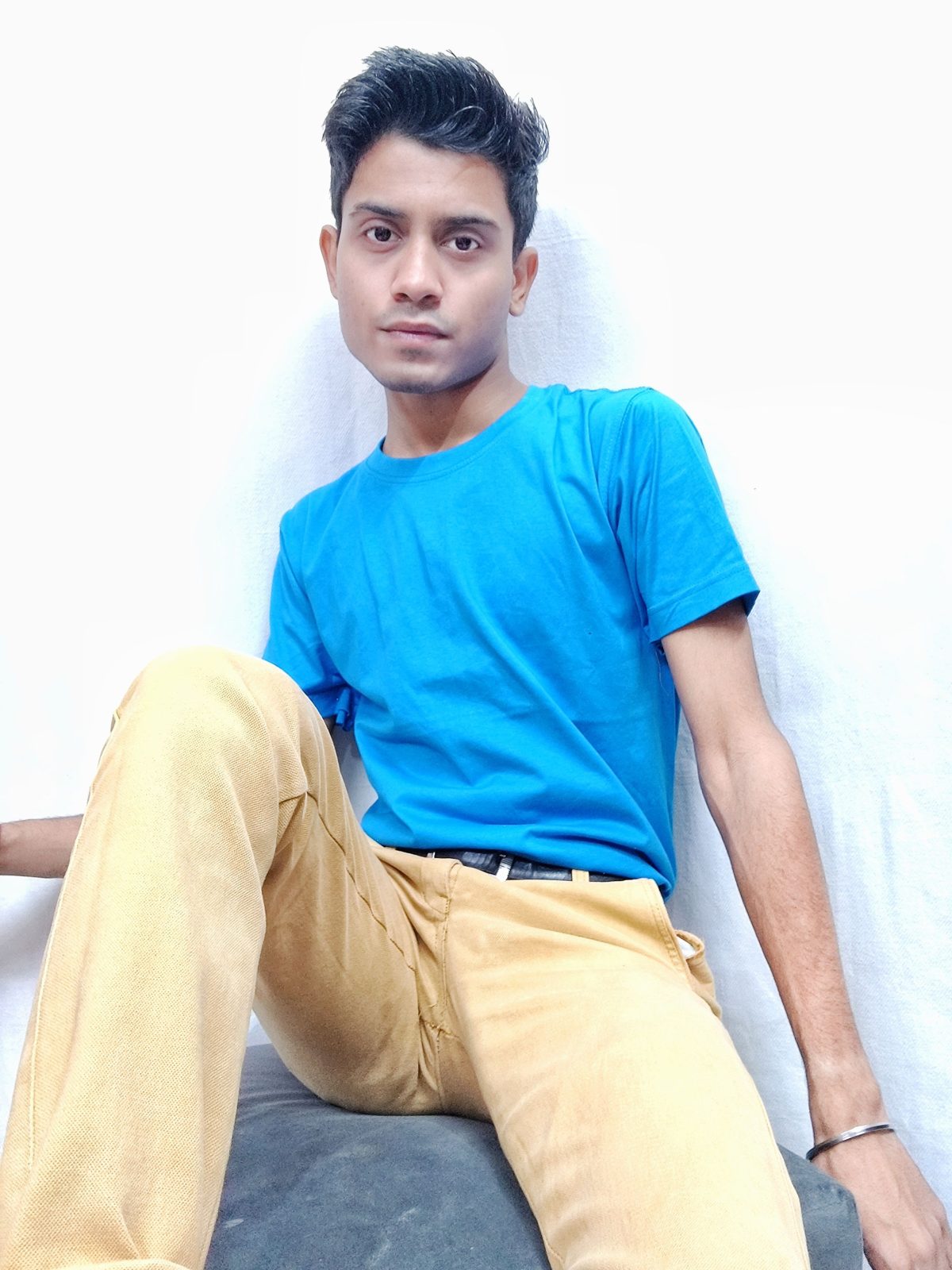 Turquoise blue round neck tshirt sitting image