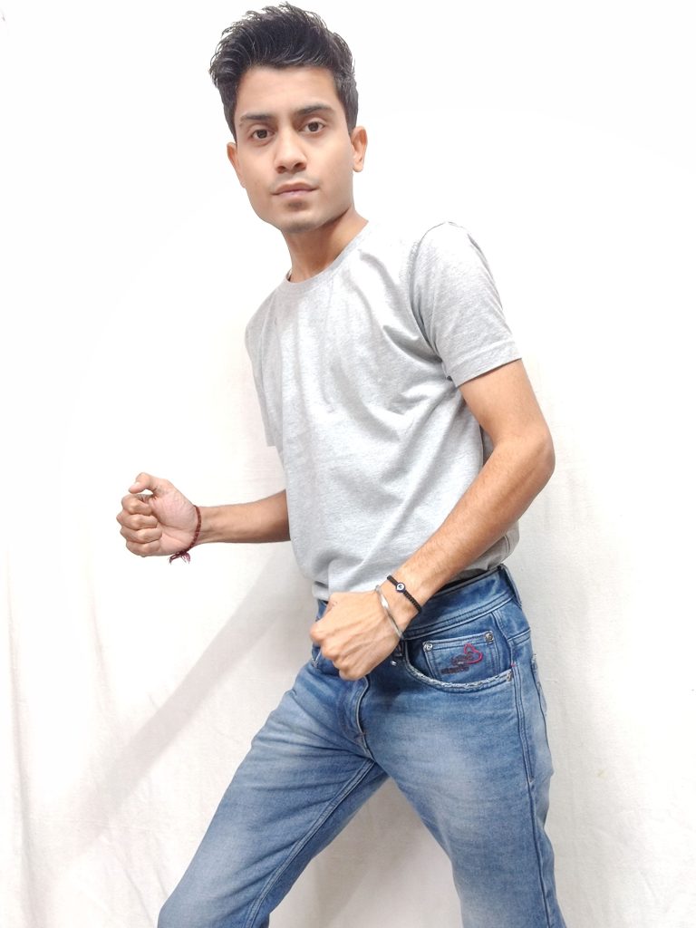 Grey round neck t shirt